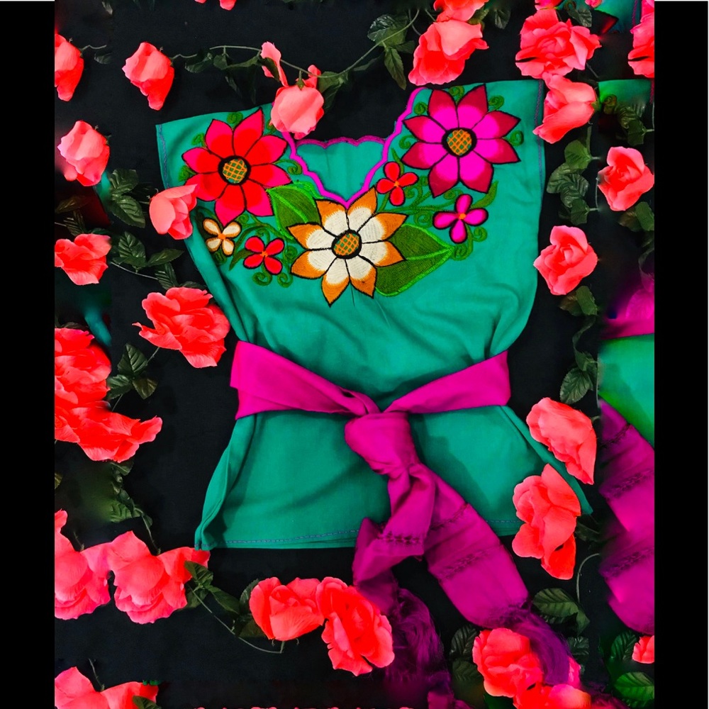 🌷🌼 Beautiful Mexican Embroidered Blouse 🌼🌷